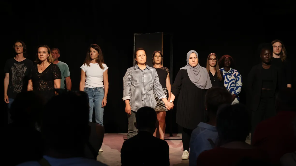 Groupe des comédiens sur scène